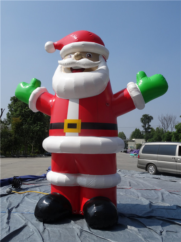 Père Noel géant gonflable